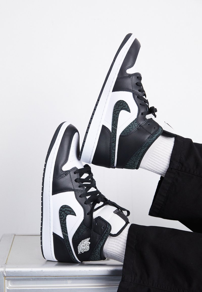 Air jordan 1 mid black black white Clearance