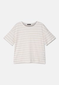 Camiseta de manga corta color beige claro con rayas blancas horizontales, cuello redondo, textura suave y corte relajado.