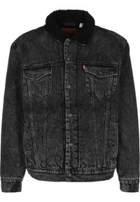 Svart tvättad denimjacka med svart fårskinnskrage, knappstängning, två bröstfickor med lock och sidofickor.