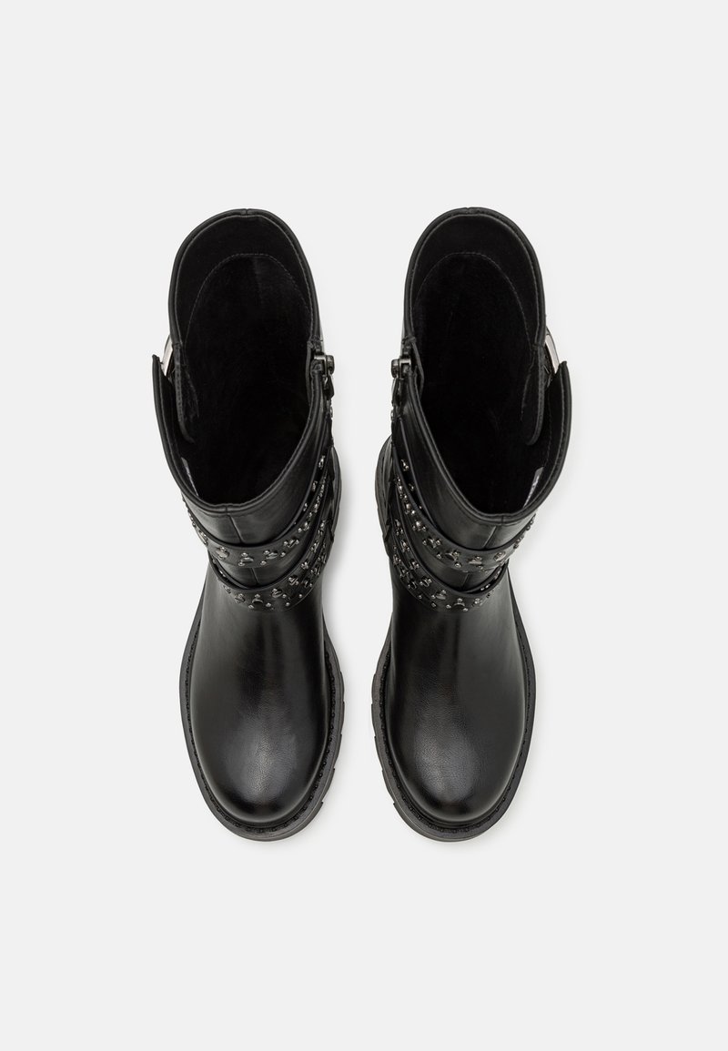 Schwarze Stiefeletten aus glattem Leder, mit Nietenakzenten und einem Reißverschluss an der Seite. Robuste Sohle und weiche Innenauskleidung.