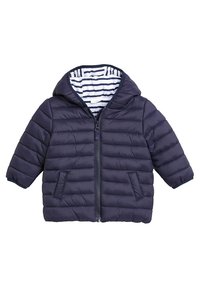 Doudoune marine avec fermeture éclair, capuche et manches courtes ; dotée d’une doublure intérieure rayée bleu marine et blanc ainsi que d’une texture matelassée.