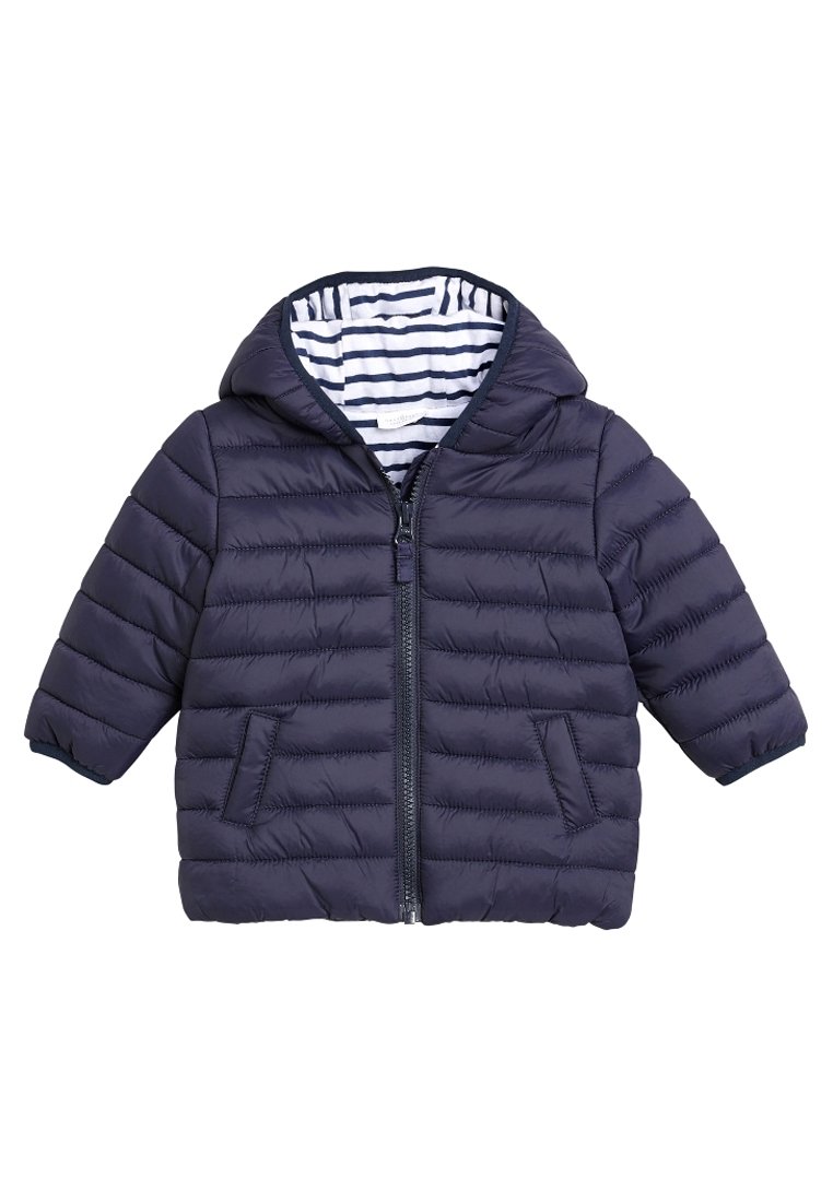 Doudoune marine avec fermeture éclair, capuche et manches courtes ; dotée d’une doublure intérieure rayée bleu marine et blanc ainsi que d’une texture matelassée.