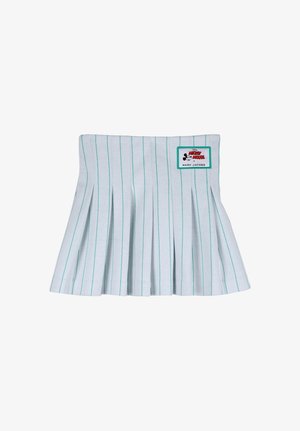 Witte geplooide rok met dunne verticale groene strepen en een patch met de tekst "Disney Mickey Mouse x Marc Jacobs" op de tailleband.