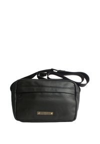 Borsa a tracolla nera in pelle texturizzata, con tasca frontale con zip, tracolla regolabile e una placca ad evidenza del marchio.