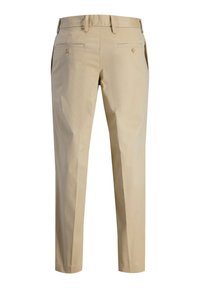 Chinos beige con una textura suave, corte recto, cintura estándar y dos bolsillos traseros con cierres de botón. Sin patrones visibles ni adornos.