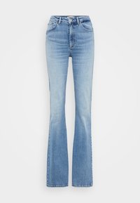 Calças de ganga azul claro, estilosas e com corte à boca de sino, apresentando uma cintura alta, um design de cinco bolsos e um desbotado subtil com detalhes de costura visíveis.