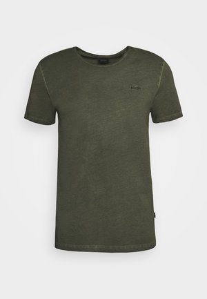 T-shirt semplice verde scuro a maniche corte e collo rotondo con un piccolo logo "JOOP!" sul lato sinistro del petto.