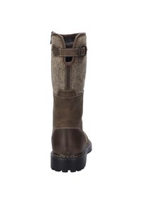 Bota alta de cuero marrón y fieltro con una hebilla, caña texturizada y suela de goma. Presenta costuras en contraste y un cierre de cremallera.