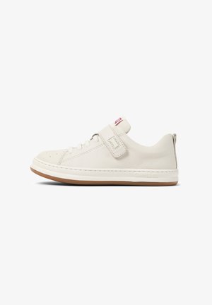 Witte leren sneakers met een ronde neus, vetersluiting aan de voorkant en een klittenbandsluiting. Voorzien van een rubberen zool en een logo op de hiel.