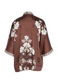Kimono en satin marron avec manches larges, motifs floraux blancs et bordure ondulée sur le col et les poignets.
