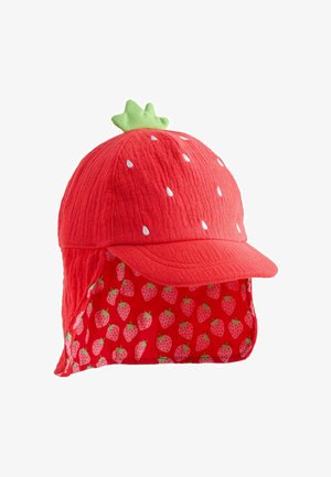 Chapeau de soleil rouge pour enfant en forme de fraise avec détails de graines blanches, dessus en forme de feuille verte et rabat de cou à motif fraise.