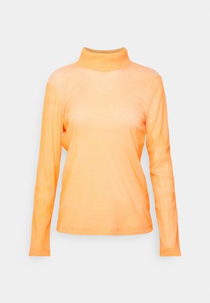 Maglione a maniche lunghe con collo alto in arancione brillante, con una texture a coste e una silhouette aderente. Presenta un colletto alto e una finitura liscia.