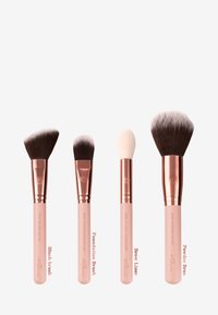 Set di quattro pennelli per trucco con setole morbide. I manici sono rosa con accenti in oro rosa. Include pennelli per il fard, fondotinta, sopracciglia e cipria.