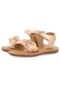 Metalen rosegouden sandalen met gevlochten bovenste banden, open teenontwerp en verstelbare enkelbanden; platte bruine zool.