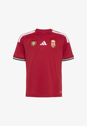 Maillot de sport rouge avec logo Adidas blanc au centre, blason hongrois sur la poitrine droite et patch commémoratif de 125 ans sur la poitrine gauche.