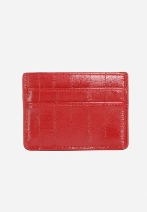 Rode lederen kaarthouder met een gladde, glanzende afwerking en meerdere horizontale sleuven voor het vasthouden van kaarten.