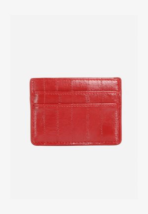 Tarjetero de cuero rojo con un acabado liso y brillante y múltiples ranuras horizontales para guardar tarjetas.