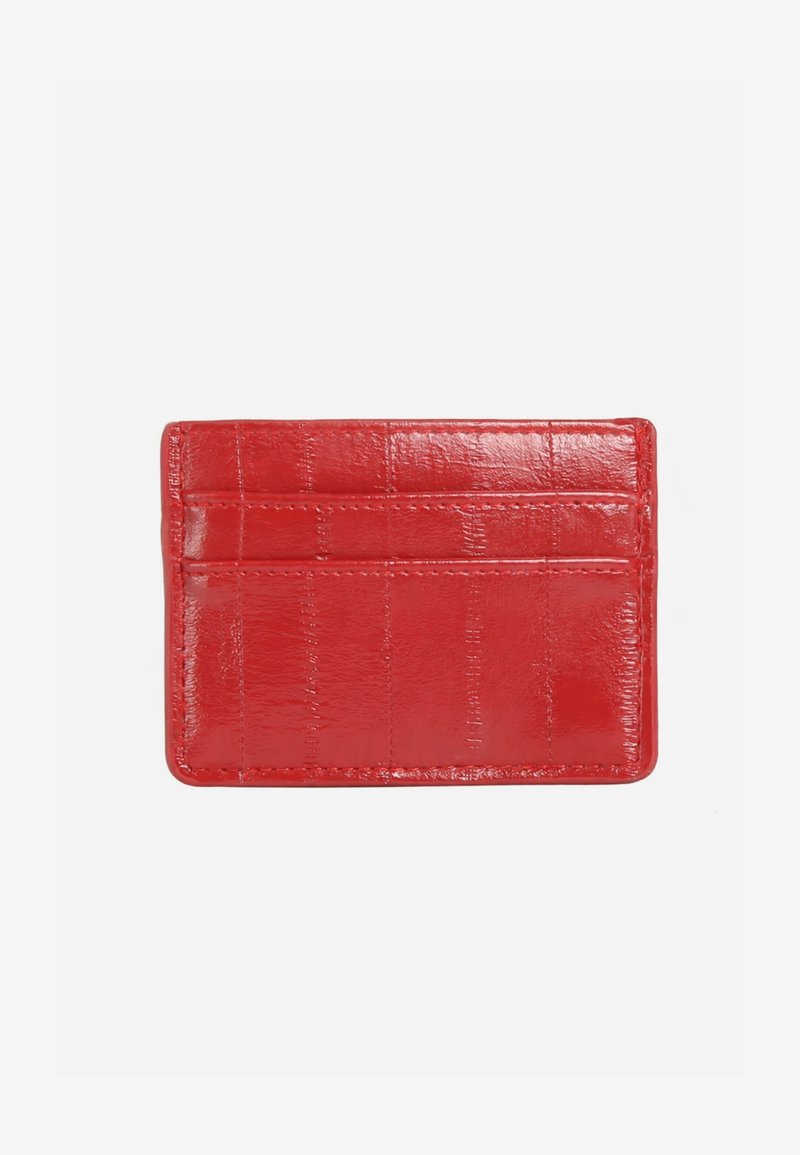 Porte-cartes en cuir rouge avec une finition lisse et brillante, comportant plusieurs fentes horizontales pour ranger les cartes.