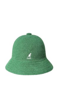 Grüner, strukturierter Bucket Hat aus plüschigem Material, mit einem zentralen Knopf an der Oberseite und einem weißen Känguru-Logo auf der Vorderseite.