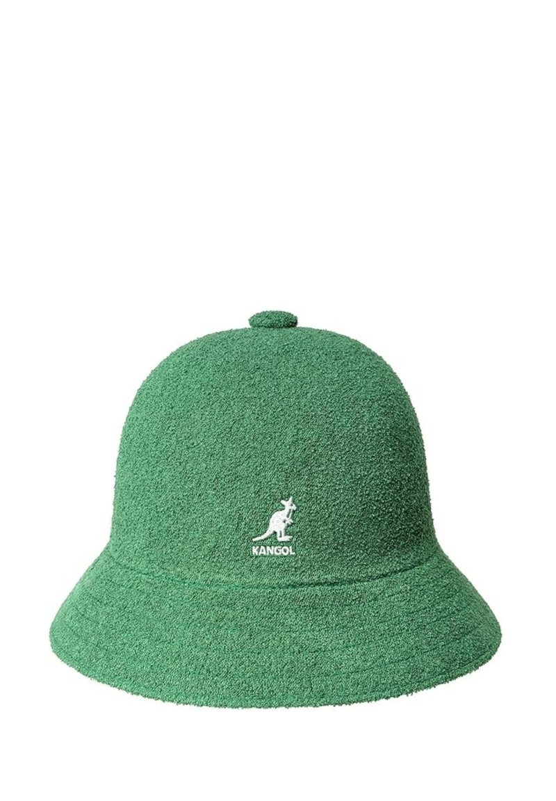 Grüner, strukturierter Bucket Hat aus plüschigem Material, mit einem zentralen Knopf an der Oberseite und einem weißen Känguru-Logo auf der Vorderseite.
