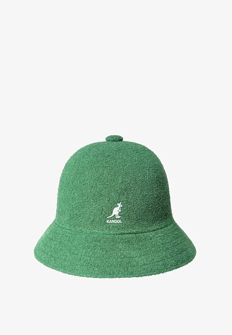 Grüner, strukturierter Bucket Hat aus plüschigem Material, mit einem zentralen Knopf an der Oberseite und einem weißen Känguru-Logo auf der Vorderseite.