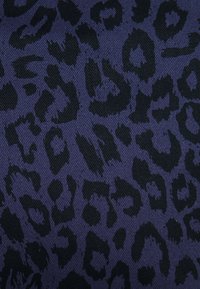 Tmavě modrá látka s nepravidelným černým leopardím vzorem a viditelnou diagonální tkaninou.