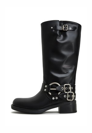 Černé kozačky po kolena vyrobené z hladkého syntetického materiálu. Mají stříbrné spony a akcentační kroužek. Silný čtvercový podpatek.