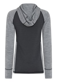 Langærmet hættebluse med en grå krop og mørkere grå accenter, lavet af blødt stof, med kontrasterende syninger langs sømmene.