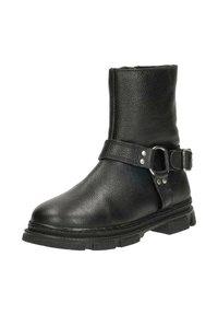 Zwarte leren enkelboot met een gestructureerd oppervlak, decoratieve gespband en een dikke rubberen zool met profieldetails.