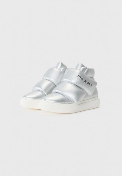 Metallisk sølvfargede sneakers med polstrede, justerbare stropper og såle i hvitt gummi. Har "MARNI" merkevare på siden. Glatt tekstur.