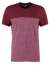 Kortärmad t-shirt med tvåfärgad design; solid burdeos övre del och melerad burdeos nedre del med rund halsringning.