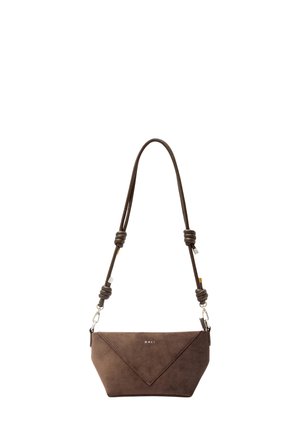Borsa a spalla in suede marrone con un design geometrico, dotata di un manico annodato, accessori in argento e un logo impresso sul davanti.