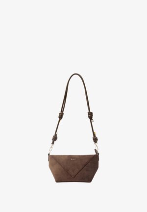 Braune Wildleder-Schultertasche mit geometrischem Design, ausgestattet mit einem geknoteten Trageriemen, silberner Hardware und einem geprägt auf der Vorderseite angebrachten Logo.