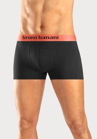 Svarta boxerkalsonger med en kontrasterande korallfärgad midja med "bruno banani"-logotyp. Mjukt, elastiskt tyg med en snug passform och slät textur.