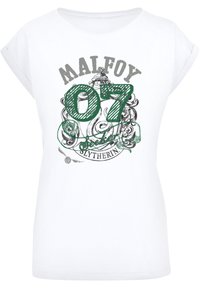 Hvit kortermet t-skjorte med et grønt og grått grafisk design som viser "MALFOY," "07," "Seeker," og "Slytherin" i stiliserte skrifttyper.