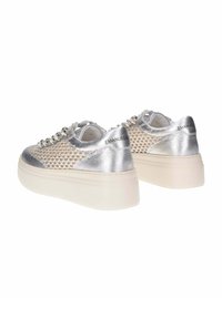 Sneaker piatta argento con tomaia metallica testurizzata e dettagli in rete. Presentano lacci piatti e un marchio sul tallone.