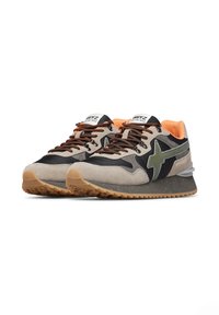 Un paio di sneakers beige, nere e arancioni con accenti a forma di stella verde, suole in gomma testurizzata e lacci neri e arancioni su sfondo bianco.