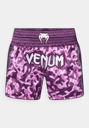 Pantaloni scurți de camuflaj mov, confecționați dintr-un material lucios. Au talie elastică și logo-ul „VENUM” brodat într-o culoare albă contrastantă.