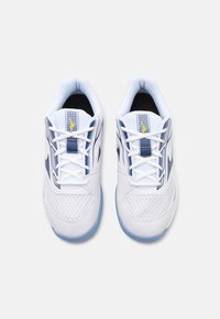 Witte sportieve schoenen met een bovenwerk van mesh, blauwe accenten en contrasterende veters. Beschikt over een gevoerde zool en texturale details voor grip.