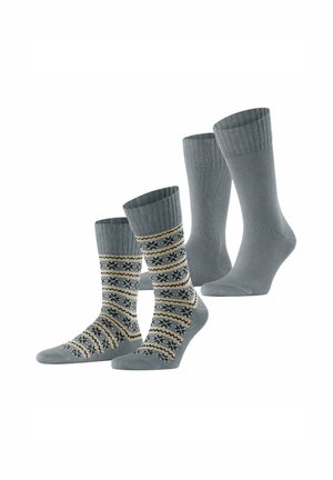 Zwei Paar Socken: ein einfarbiges graues Paar und ein gemustertes Paar mit grauen, schwarzen und beigen geometrischen Designs. Gestrickte Textur, knöchellang.