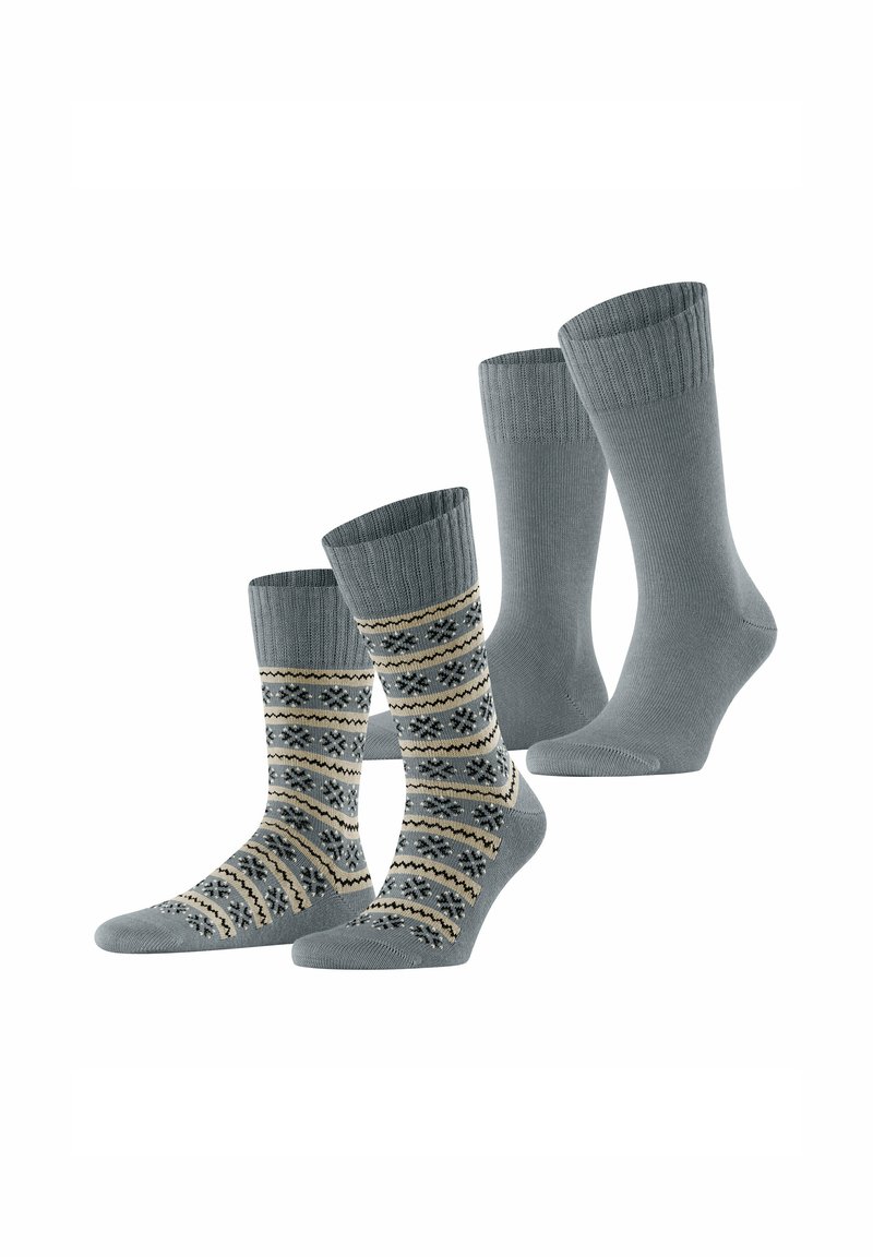 Zwei Paar Socken: ein einfarbiges graues Paar und ein gemustertes Paar mit grauen, schwarzen und beigen geometrischen Designs. Gestrickte Textur, knöchellang.
