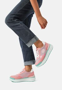Sneaker rosa realizzate in materiale a rete e camoscio, con dettagli bianchi e suola a strati di verde menta. Dotate di lacci bianchi e particolari di branding.