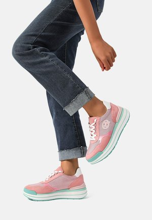 Sneaker rosa realizzate in materiale a rete e camoscio, con dettagli bianchi e suola a strati di verde menta. Dotate di lacci bianchi e particolari di branding.