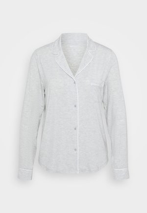 Ljusgrå långärmad skjortpajamas topp med vit piping på kragen, ärmarna, framsidan och bröstfickan.