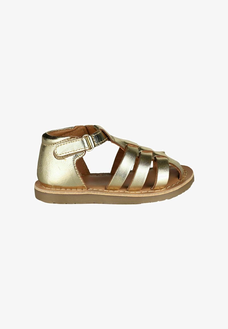 Sandale métallique dorée avec des brides entrelacées, design à bout ouvert, boucle latérale réglable et semelle plate marron. Convient pour une tenue décontractée.