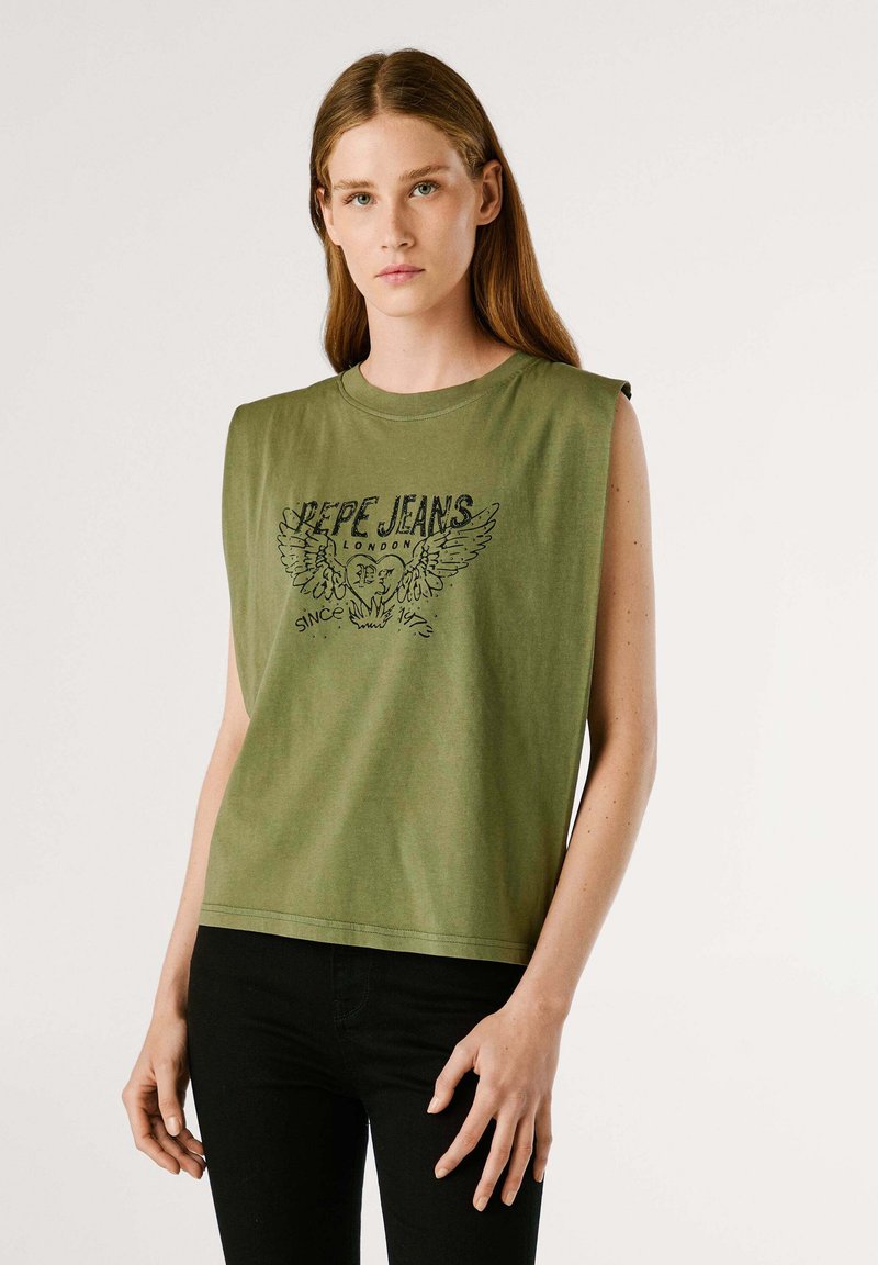 Maglietta senza maniche verde oliva con collo rotondo, caratterizzata da una stampa grafica nera di ali e la scritta "Pepe Jeans London" sul fronte.