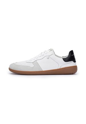 Zapatilla deportiva de cuero blanco con detalles en ante gris, perforaciones en la puntera, pestaña negra en el talón y suela de goma color caramelo.