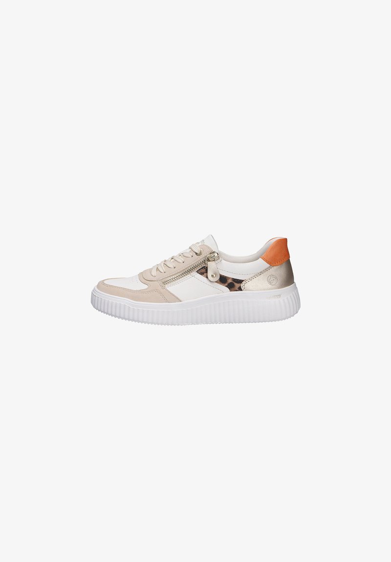 Baskets blanches et beige avec un accent à imprimé léopard, fermeture éclair latérale, languette de talon orange, et semelle blanche épaisse.