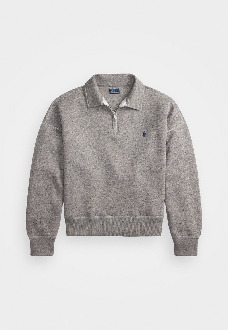 Sudadera gris con cuello de media cremallera, puños acanalados y un pequeño logo bordado en el pecho. Tela suave de mezcla de algodón.