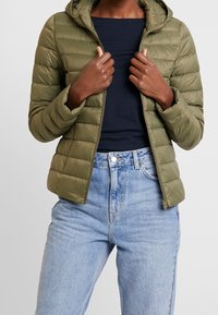 Zalando Essentials Dunjacka - olive